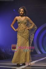 Model walks the ramp for Rina Dhaka Show on day 4 of HDIL on 9th Oct 2010 (32).JPG